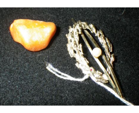 A 14ct yellow gold textured brooch, set with a cultured pearl and an 'amber' (untested) boulder) (2) 