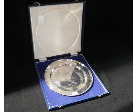 A modern silver dish commemorating the Queen's Silver Jubilee in 1977 with engraved portrait of the Queen, in original fitted
