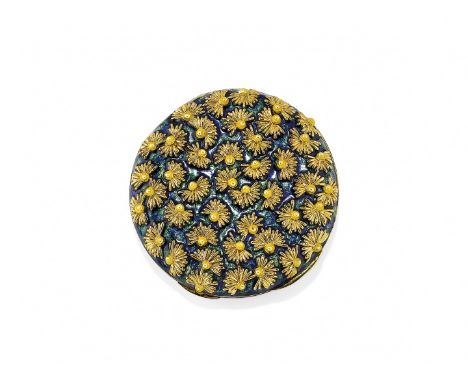 PORTACIPRIA IN SMALTO, CIRCA 1970 in oro giallo di forma rotonda con coperchio a motivo floreale in smalto blu e verde. Il ve