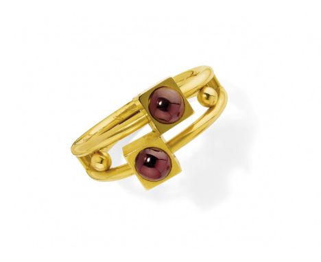 BRACCIALE IN ORO E GRANATI, CIRCA 1880 in oro giallo a doppia canna che trattiene elementi a contrarier in granati rotondi ta