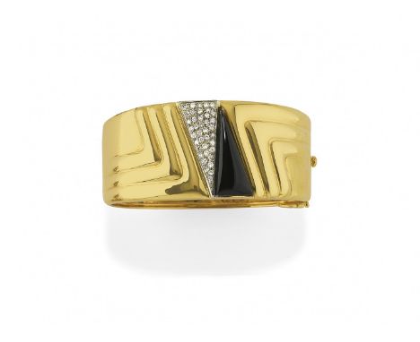 BRACCIALE IN DIAMANTI ED ONICE a fascia rigida scalare con motivo a contrarié in onice e diamanti taglio brillante di ct 0,40