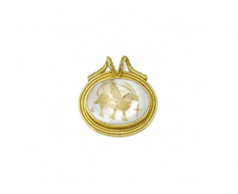 PENDENTE IN ORO E ANTICO SIGILLO IN AGATA con il contorno moderno in oro giallo che trattiene un sigillo in agata, probabilme