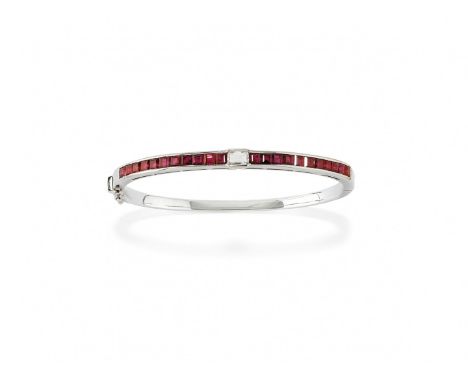 BRACCIALE RIGIDO IN RUBINI E DIAMANTI in oro bianco incastonato con rubini taglio carré di ct 3,00 ca. con al centro un diama