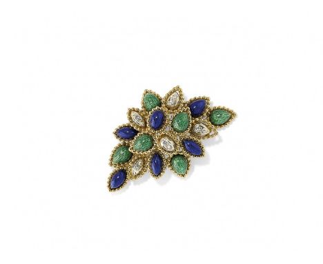 SPILLA IN SMALTO E DIAMANTI, CIRCA 1970 in oro giallo con foglie in smalto blu e verde e piccoli diamanti. Gr 21,70 - cm 5,00