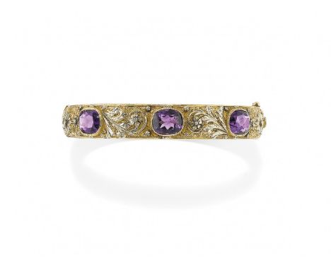 BRACCIALE IN ORO E AMETISTE, CIRCA 1930 di forma rigida in oro giallo con decoro a motivo vegetale in platino cesellato, inci