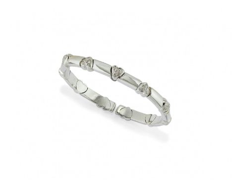 BRACCIALE IN DIAMANTI alla schiava in oro bianco con motivo a cuori in pavé di diamanti di ct 0,30 ca. Gr 32,80 -  diam. 16,5
