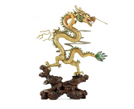 SCULTURA CINESE IN ORO E SMALTI con drago realizzato in oro giallo e smalti ed appoggiato su un basamento in legno scolpito. 