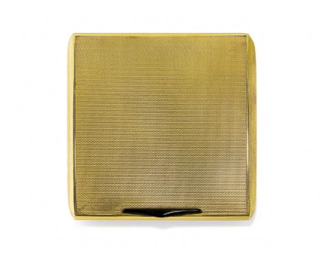 PORTASIGARETTE IN ORO E SMALTO, CIRCA 1960 di forma quadrata in oro giallo lavorato a guillochet con chiusura in smalto nero.