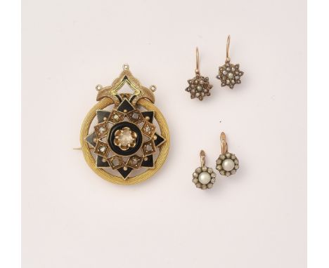 LOTTO IN ORO DIAMANTI E PERLE, CIRCA 1890 formato da due paia di orecchini in perline e una spilla in diamanti taglio rosa e 