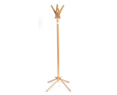 Vico Magistretti - A 20th Century retro vintage beech wood coat stand / hat stand having twist form baton crown top and a fou