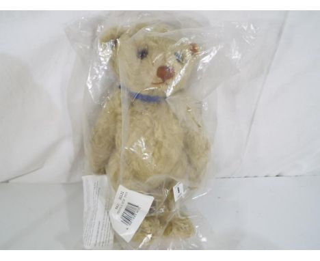 Steiff - A Steiff mohair bear exclusive to Danbury Mint 2004, button in ear with label, No 661365, mint condition in sealed o