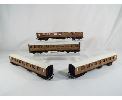 Model Railways - two Hornby LNER 1010 model carriages, one LNER carriage model No. 1870 and a sleeping car carriage 1316 [4].