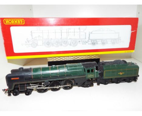 Hornby Triang - an OO gauge model steam locomotive 4-6-2 Britannia op no 70000 with tender, # R259, excellent in excellent in
