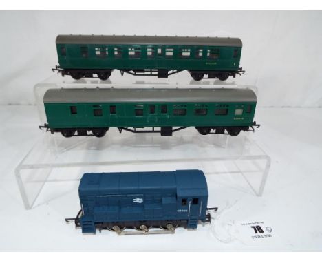 Model Railways - a Lima British Rail shunter model No. 09026 and two carriages S15034 and S34245 (3). Estimate £15 - £20 - Th