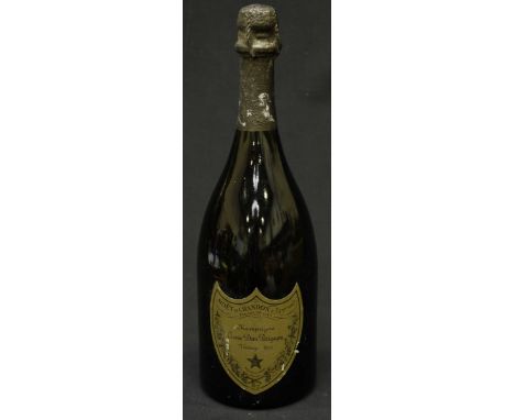 A 1976 Vintage bottle of Moet & Chandon Champagne Cuvee Dom Perignon wine level 15mm below foil seal, label with few small ni