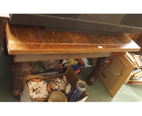 An oak extending dining table Condition Report: Available upon request