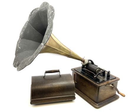 Early 20th century oak cased Edison Standard Phonograph with Model R 4-minute reproducer and brass horn, serial no.572593, la