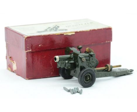 Britains a boxed No.1725 Post War 4.5" Howitzer with ammunition - dark green. Condition appears to be Excellent (unchecked fo