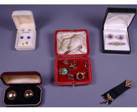 MIXED GOLD &amp; YELLOW METAL JEWELLERY, a quantity including a Swift seed pearl set pendant, a semi-precious stone and seed 