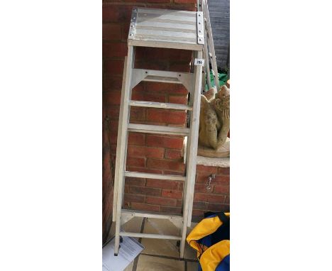 Aluminium step ladder