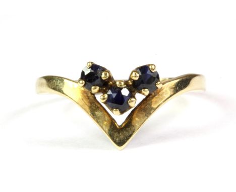 A 9ct yellow gold sapphire set wishbone ring, (L.5).