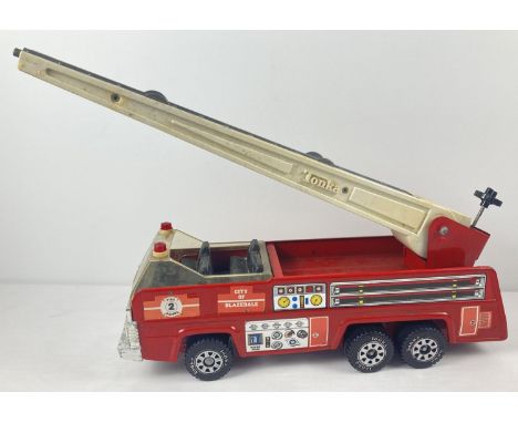 A vintage Tonka tinplate large 32202 "City Of Blazedale" fire truck with tilting and extending ladder. Approx. 18cm tall (wit