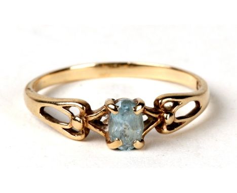 A 9ct gold ring set with a pale blue oval stone. Approx UK size T. 1.9g