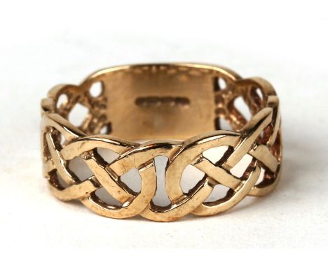 A 9ct gold Celtic knot ring. Approx UK size Q. 3.1g