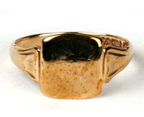 A gentleman's 9ct gold signet ring. Approx UK size V. 3.2g