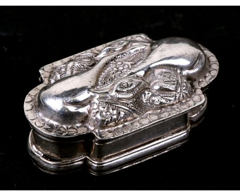 A small 925 sterling silver snuff or pill box with embossed bird decoration to the top. 5cm (2 ins) wide