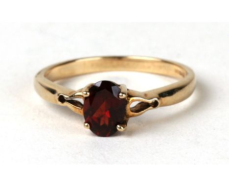 A 9ct gold garnet ring. Approx UK size N. 2g