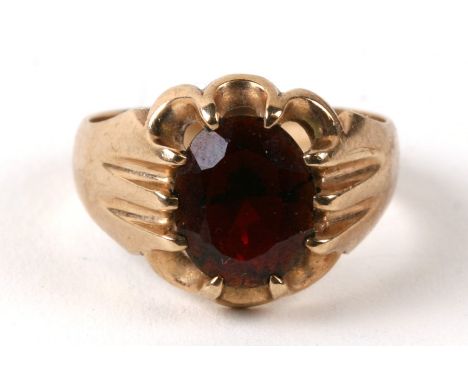 A gentleman's 9ct gold and garnet ring. Approx. UK size R Condition Report6.3g