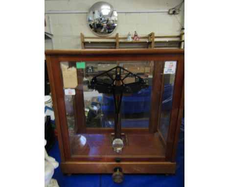 MID-20TH CENTURY MAHOGANY CASED AND GLAZED BEAM SCALE, THE GLAZED CASE WITH LIFT UP FRONT PANEL TO A PATINATED AND LACQUERED 