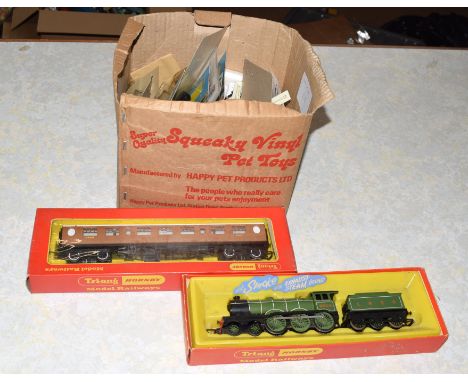 Box of miscellaneous 00 gauge railway items including: 6 x boxed Airfix kits: 3 locos and 1 pair mineral wagons part built; 1