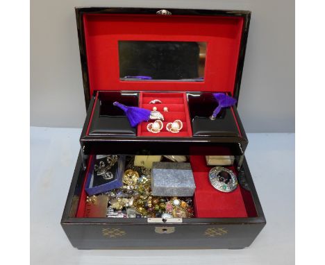 An oriental jewellery box containing vintage and other jewellery including Pinchbeck mourning brooch, Monet, etc. 