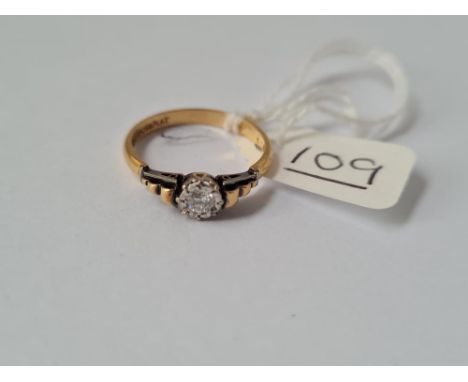 An Edwardian solitaire diamond ring in 18ct gold &amp; platinum - size N - 2.8gms