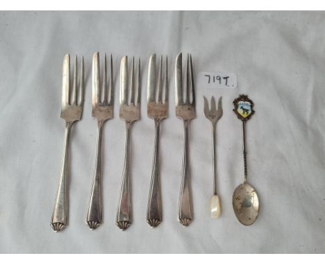 A five tea forks, a pickle fork 100 gms 