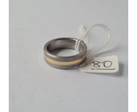 A titanium band ring in 9ct - size W - 8gms
