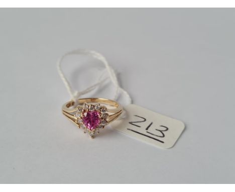 A pink heart C.Z cluster ring in 9ct - size J - 1.7gms