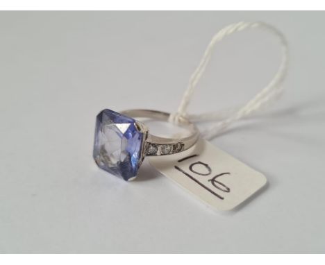 AN ART DECO BLUE STONE RING WITH DIAMOND SHOULDERS IN 14CT WHITE GOLD - size J - 3.5gms