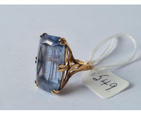 A large blue stone dress ring in 9ct - size K - 12.8gms
