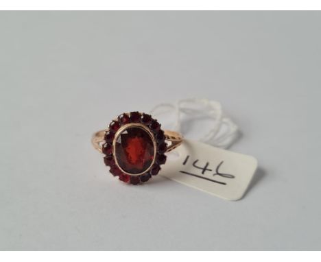 A garnet cluster ring in 9ct - size P.5 - 2.7gms