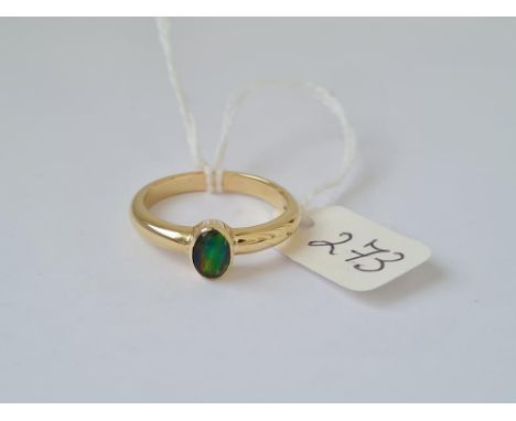 An opal single stone ring in 9ct size T 4.4g