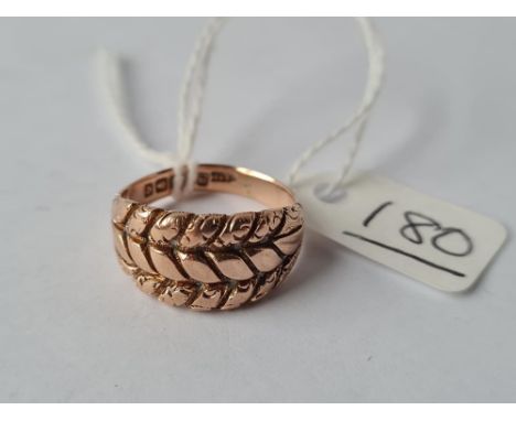 A patterned band ring in 9ct - size N - 5gms