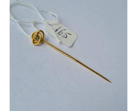 A peridot stone set knot stick pin in 9ct 