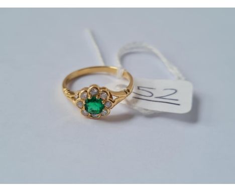 A VINTAGE HALLMARKED EMERALD &amp; DIAMOND CLUSTER RING IN 18CT GOLD  - size N 