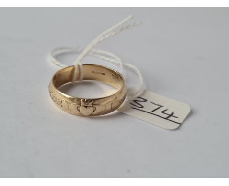 An Irish Claddagh band ring in 9ct - size T - 4.3gms