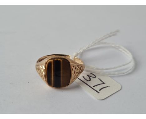 A signet ring with tiger eye stone in 9ct - size S - 2.3gms