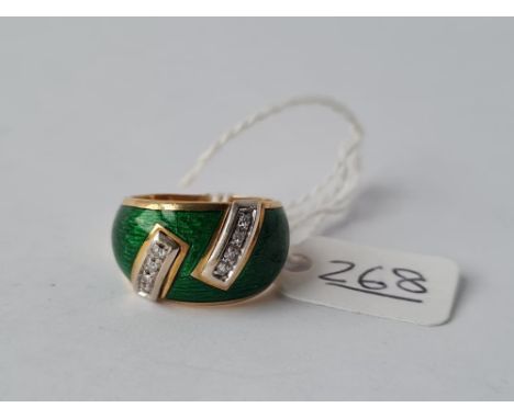 A VINTAGE GREEN ENAMEL &amp; DIAMOND RING IN 18CT GOLD - size L - 9.3gms