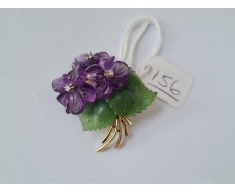 AN ATTRACIVE 1940'S CARVED AMETHYST &amp; NEPHRITE DIAMOND SET BROOCH IN 14CT GOLD